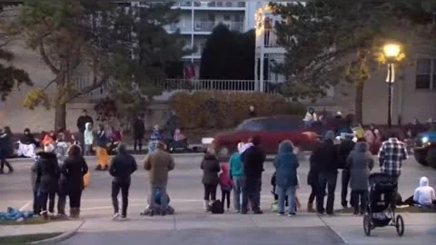 Car plows into crowd at Christmas parade in Waukesha, Wisconsin – © Videokings