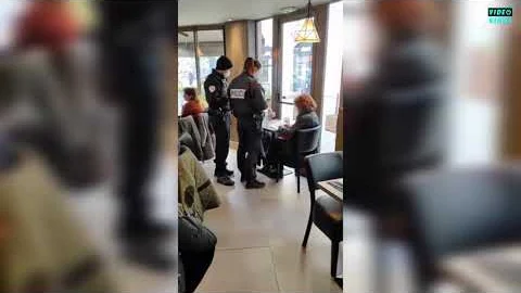 France Police raid restaurant, ordering guests to show their QR-pass. – © Videokings
